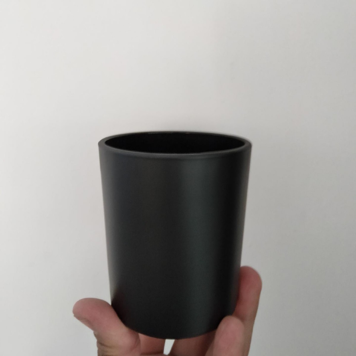 Venta al por mayor taza de vela tarro de vidrio color esmerilado recipiente de vidrio aromaterapia taza vacía con tapa dormitorio romántico candelabro logo