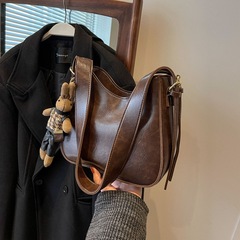 レトロな高級感のあるワックスの皮の脇の下にシンプルなコンビネーションの質感のショルダーバッグがあります。