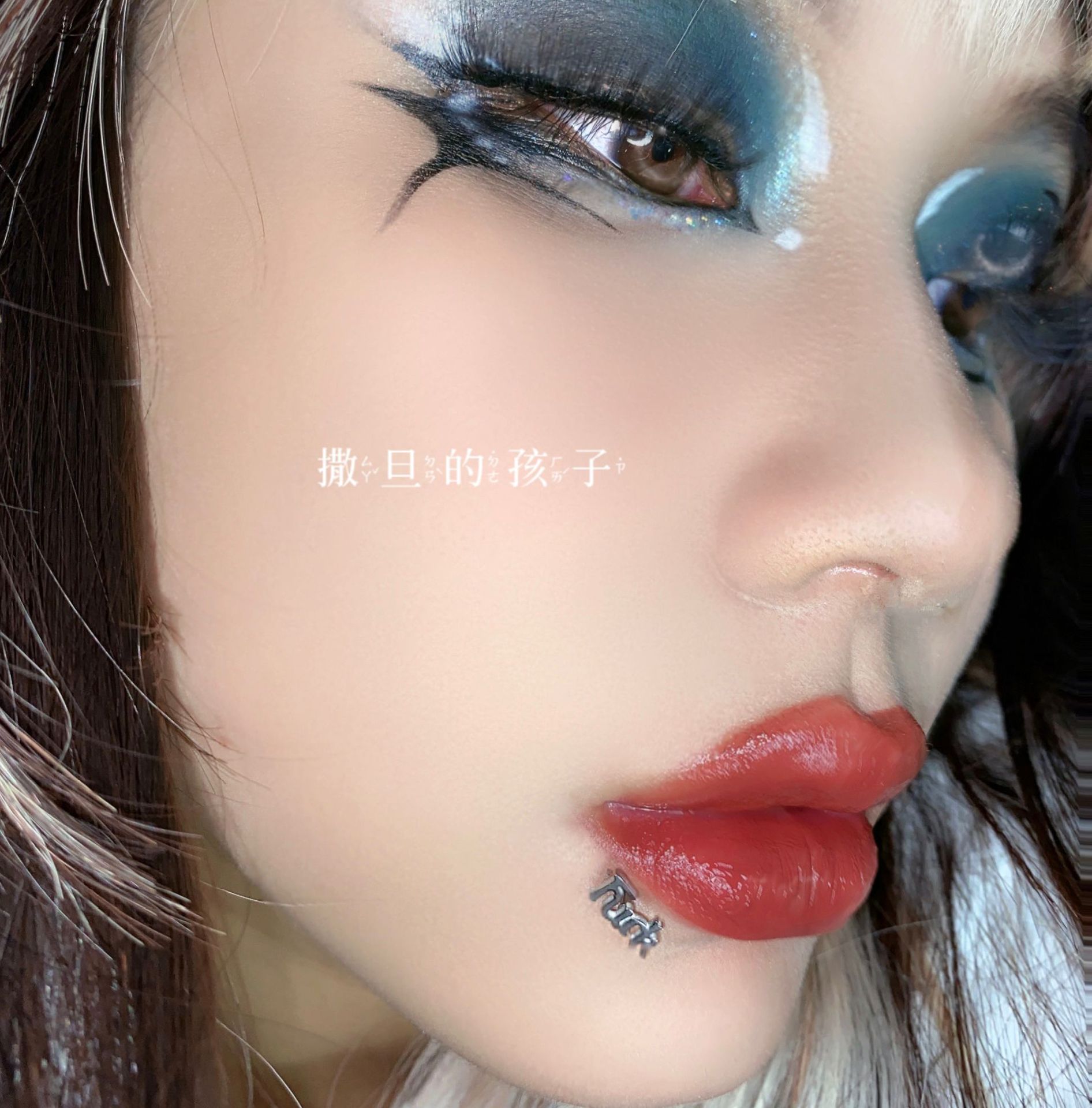 16G labret stud size and finish detail