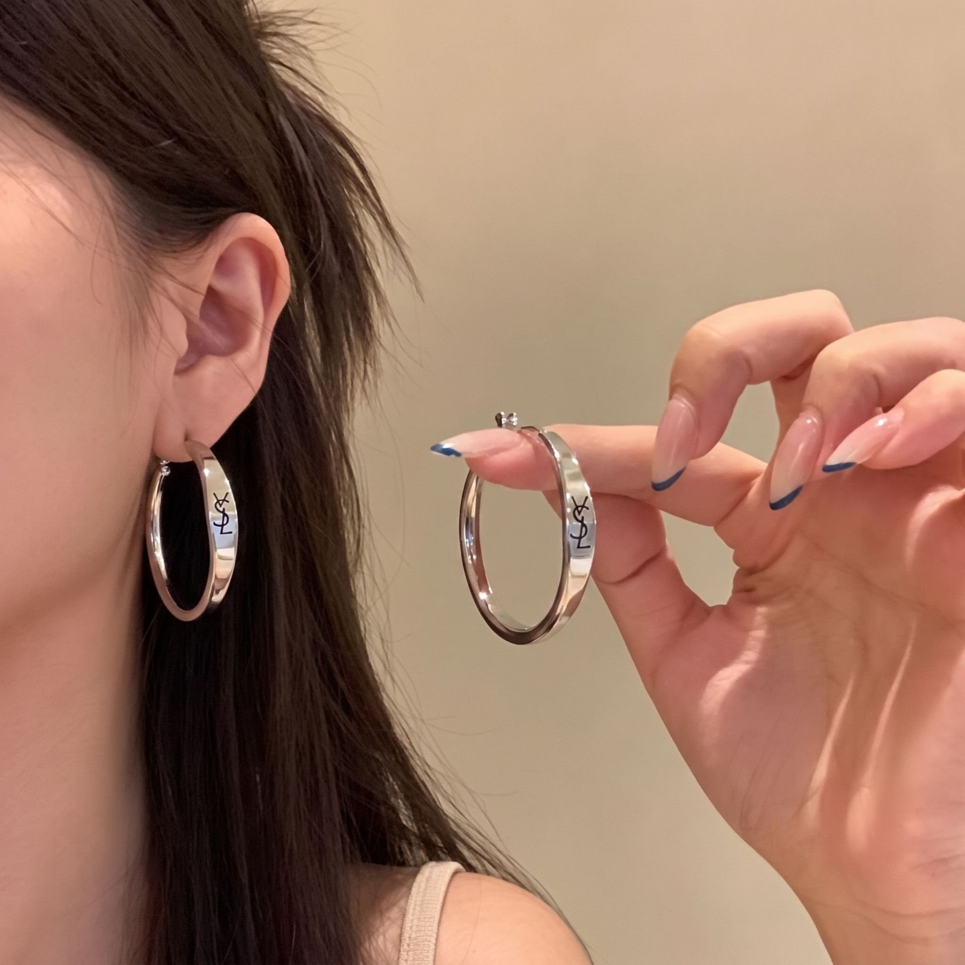 Silver needle glossy letter large hoop earrings for women, European and American style, unique, fashionable, minimalist, high-end jewelry, wholesale