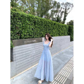 法式蓝色方领吊带连衣裙女夏季度假裙修身收腰裙子温柔风蓬蓬长裙