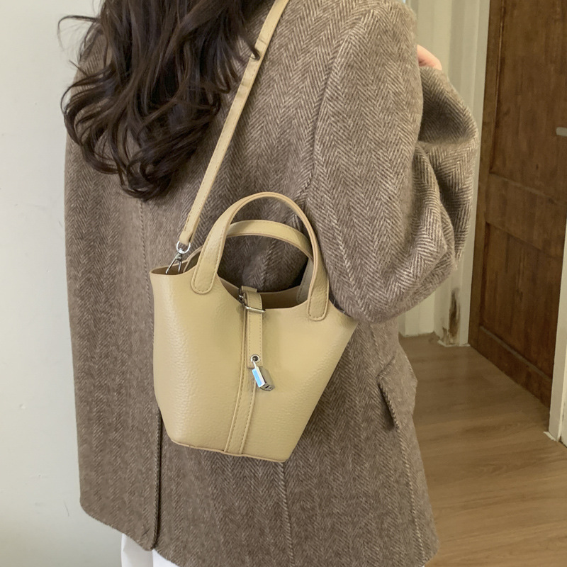 2025 nuevo bolso de cestas de verduras de mano mujer de piel suave litchi estampado de hombro bolso de cubo de agua casual bolso de mujer