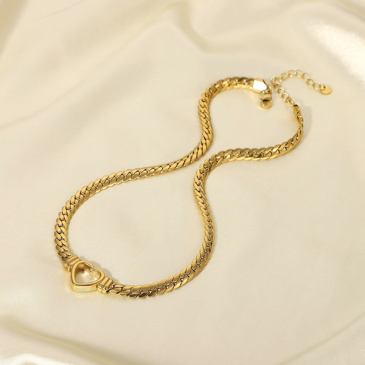 Collar con colgante de corazón de cadena plana hueca de acero de titanio chapado en oro cubano de Lina Girl, nueva tendencia para mujer._voghion.com