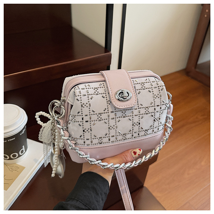 Summer bag: Women's hot diamond lock chain hand-held bucket bag 2025 New style denim blue single-shoulder fashionable crossbody bag undefined