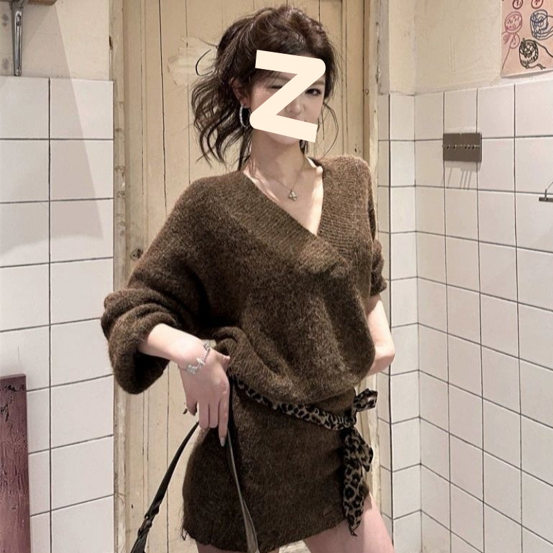 慵懒风软糯大V领露肩中长款毛衣裙秋冬内搭设计感镂空针织连衣裙