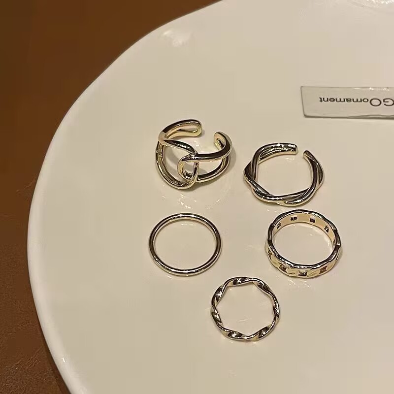 韓国の東大門の透かし彫りのチェーンの指輪の女性の冷たい風の小さい大衆の高級感の個性のシンプルな人差し指の指輪の卸売り|undefined