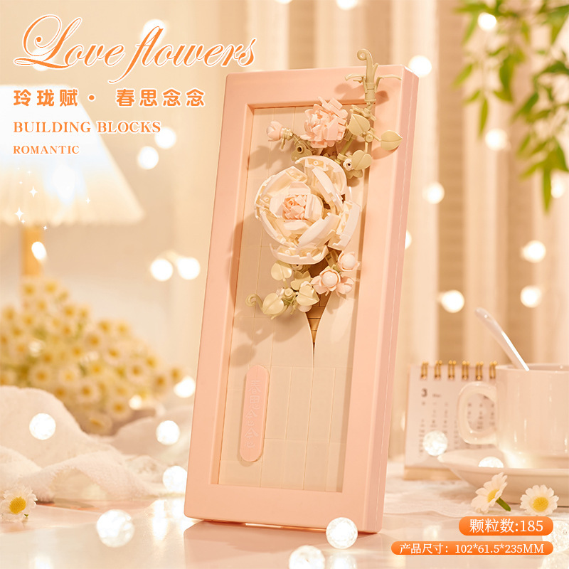 積み木の花がバラのオルゴールを飾っています。|undefined