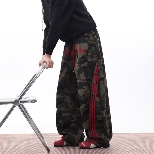 High-Quality American Retro Embroidered Letter Stripe Camouflage Jeans Loose Wide-Leg Curved Sweatpants Long Pants High-Quality American Retro Embroidered Letter Stripe Camouflage Jeans Loose Wide-Leg Curved Sweatpants Long Pants