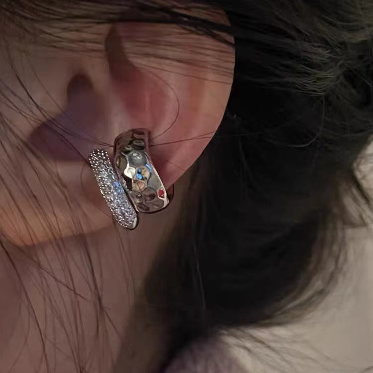 El diamante flash exquisito de alto nivel metal de doble capa de clip de hueso de orejas sin agujeros de orejas de orejas 2023 nuevo tipo de lujo ligero orejas pequeñas