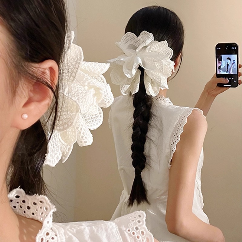Super Fairy-Like White Lace Pearl Flower Hair Clip for Women, Creating a Low Ponytail with a Shark Clip, Suitable for Braided Hairstyles at the Back of the Head