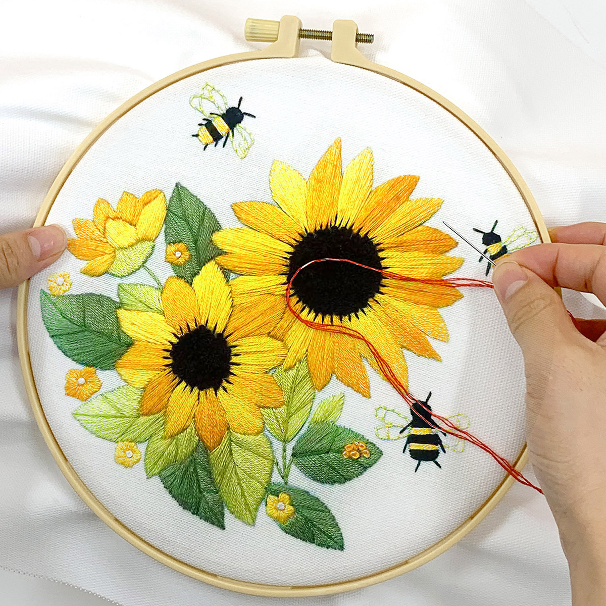 Mona Lisa bordados reales flores de bordado cruzado con abejas nueva imitación de pequeñas flores de plantas frescas