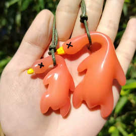 创意变色烤鸭挂件紫外线照射变色钥匙扣烤猪搞怪秋千鸭沙雕包挂饰