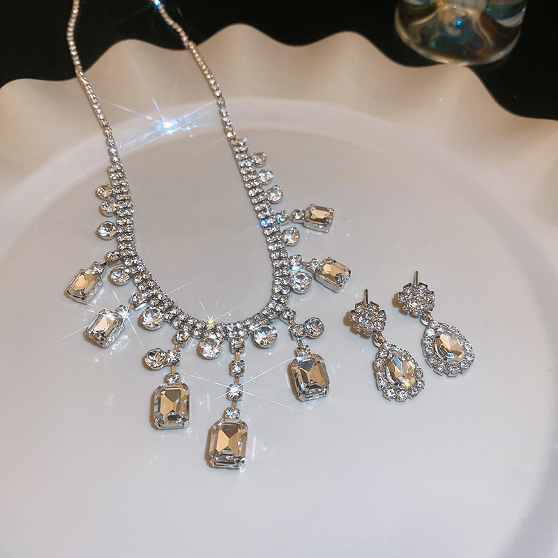 Conjunto de pendientes de collar de flecos cuadrados con diamantes transfronterizos Moda retro Cadena de clavícula de lujo ligero Joyas de nicho de alta gama