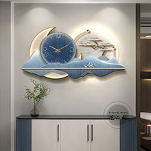 2025新款餐厅装饰画静音钟表现代轻奢挂钟带灯客厅背景墙时钟挂画