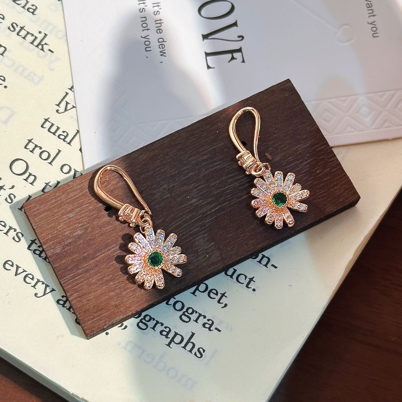 Daisies pendientes de orejas de lujo ligero de diseño de alto nivel gancho de orejas de flores pequeñas joyas de orejas frescas al por mayor pendientes transfronterizos al por mayor