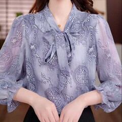 夏のシフォンのシャツの女性の春秋の新型の高級感の気質のtシャツのゆったりしている蝶結びのリボンのお母さんの服の上着