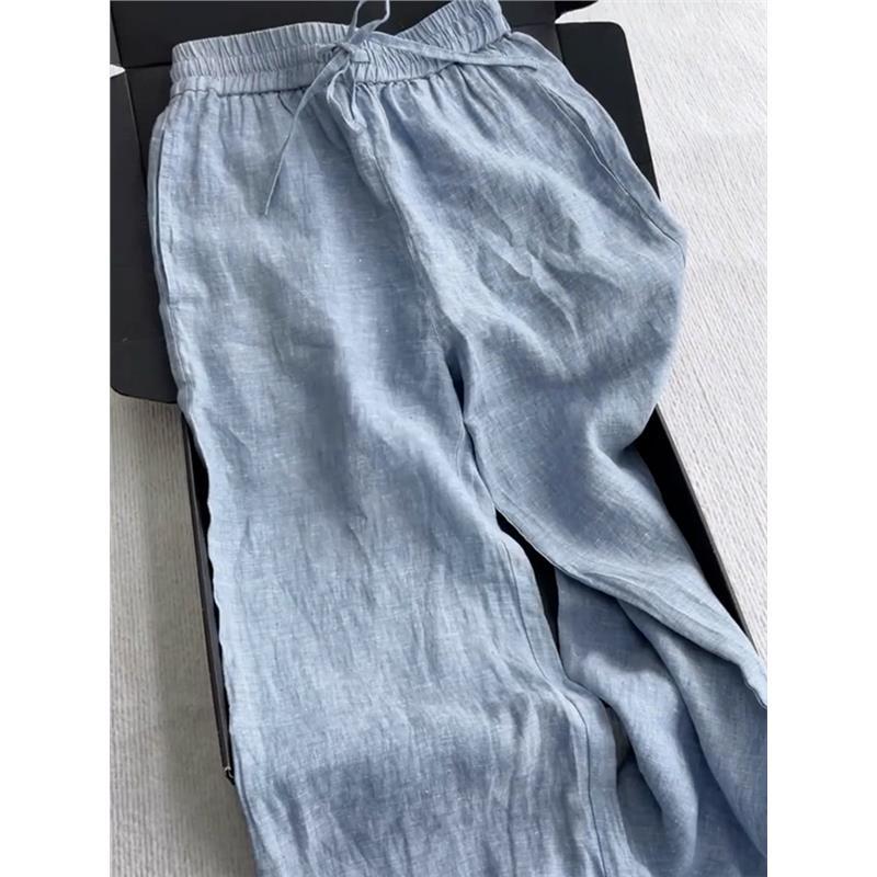 Completo da donna con pantaloni larghi e camicia grigia, stile rilassato, stile unico, sofisticato ed elegante._voghion.com