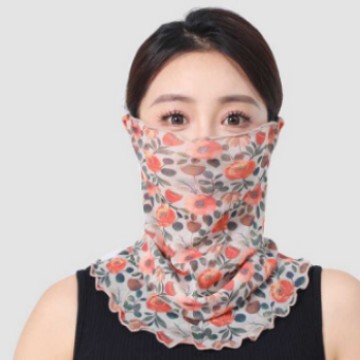 首を囲む女性の頭は夏の薄いタイプの日焼け止めのビーストタオルで首を保護します。|undefined