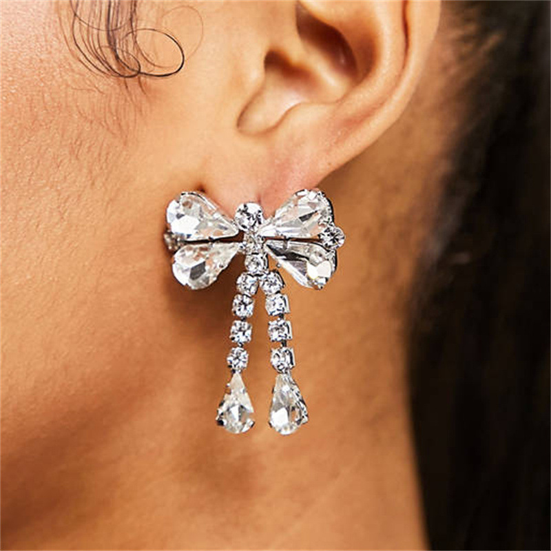 Fashionable crystal pendant with bow