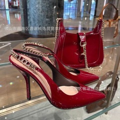 倪妮同項後空チェーンのアルファベットの細いハイヒールの女性の夏の新型の鋭い頭の浅い口の後でつまずいて漆の皮のサンダルを持ちます。