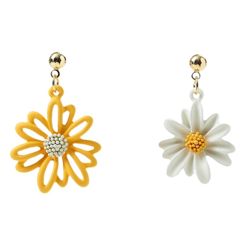 925 Silver Asymmetric Ear Clip Small Fresh Sweet Summer Daisy Earrings Women's Earrings without Ear Holes