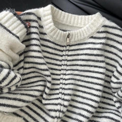 白色条纹拉链圆领毛衣开衫女秋冬新款宽松慵懒风针织衫上衣外套