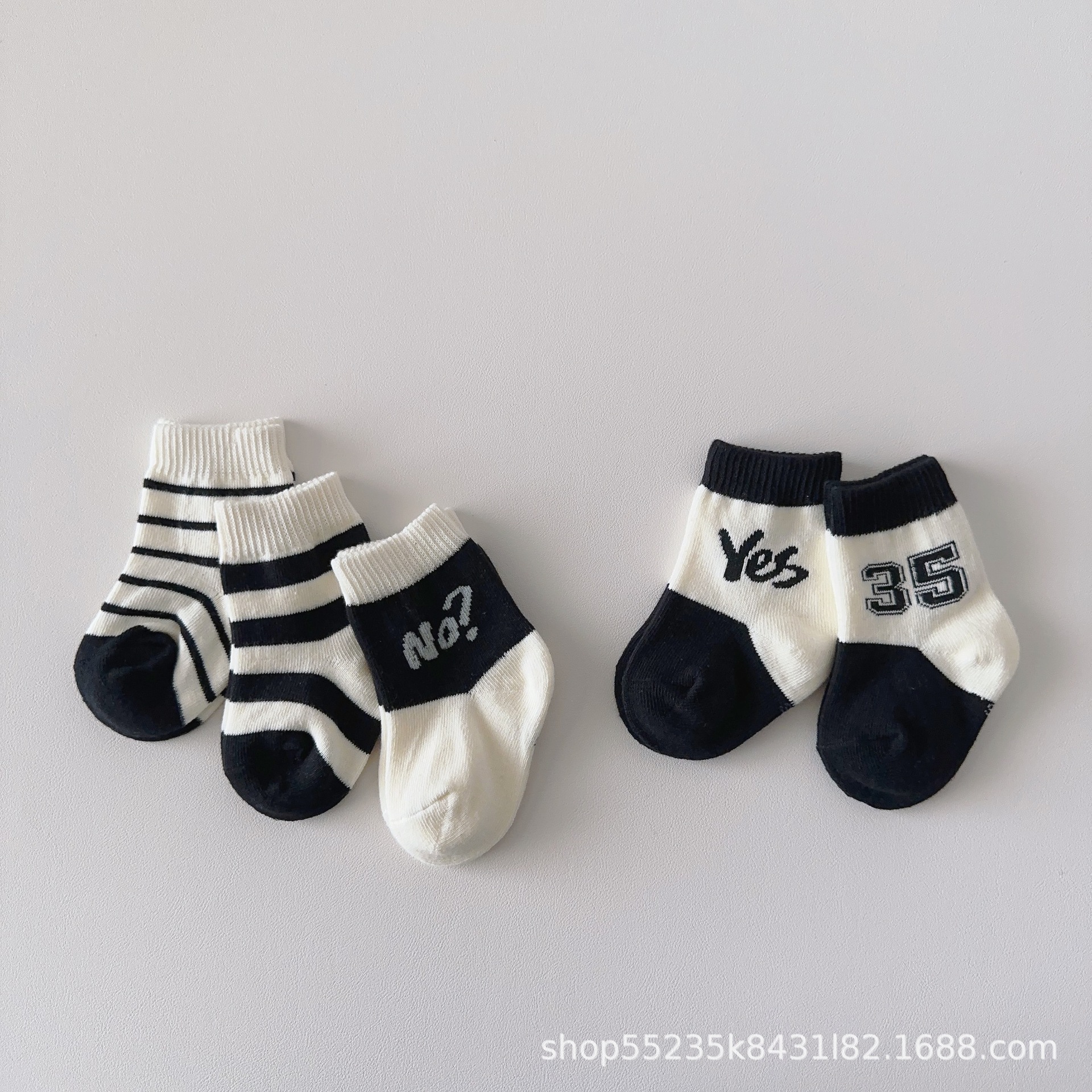 Calcetines de bebé de primavera y otoño calcetines de algodón de todo partido media-pantorrilla longitud calcetines rayas blanco y negro letras bebé calcetines kindergarten estudiante Calcetines