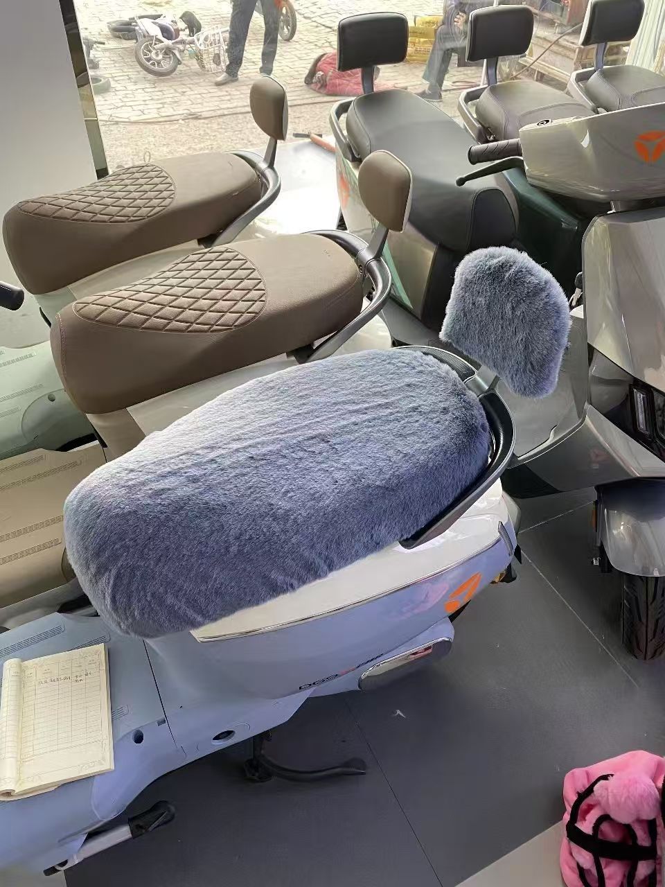Manufacturer Wholesale Electric Vehicle Warm Seat Cover Plush Winter Thick Universal Electric Motorcycle Seat Cushion Seat Cover Battery Car Seat Cushion