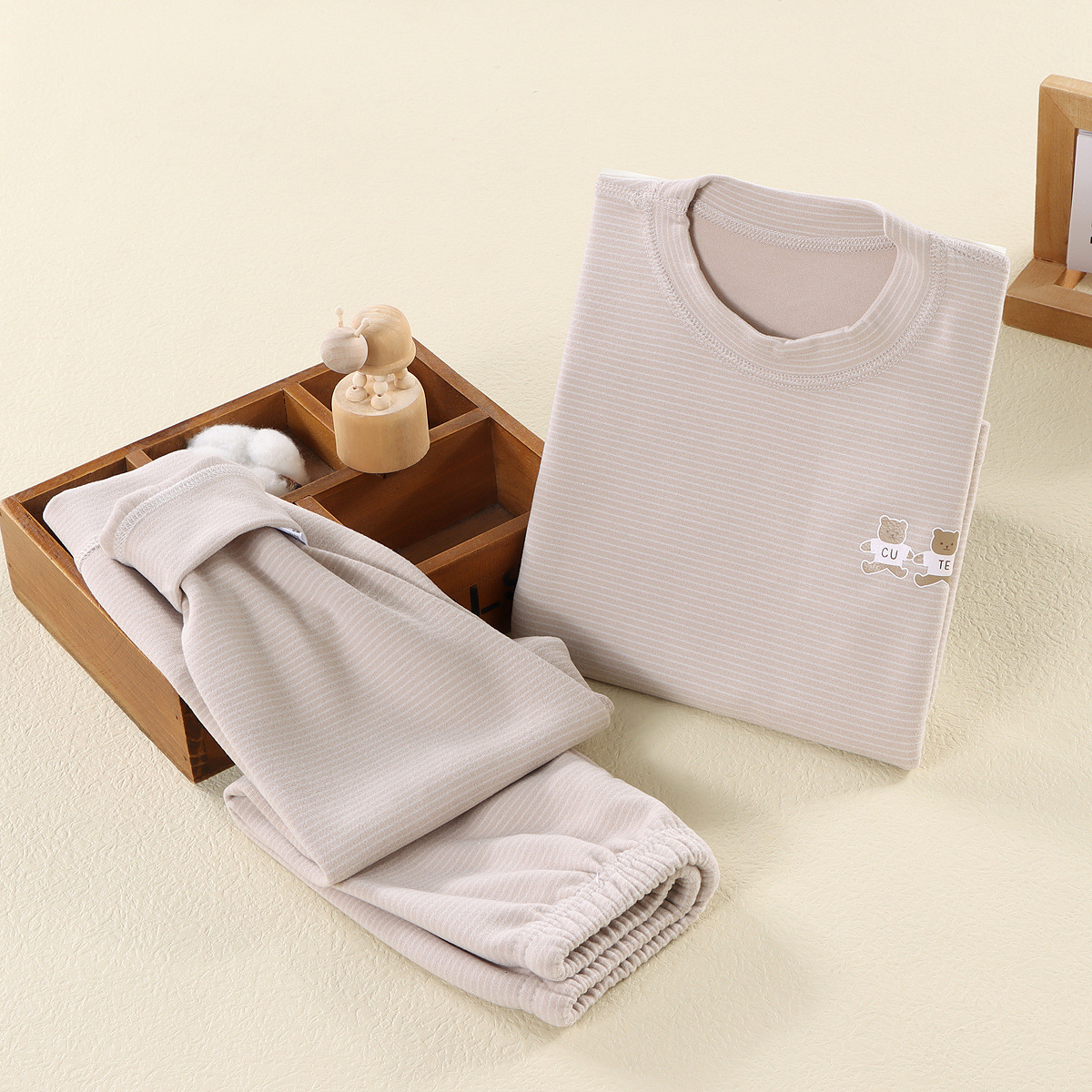 Niños sin hueso de ternero de cuello alto nuevo abrigo de otoño conjunto de pantalones de oro para hombres y mujeres estriado conjunto de ropa interior cálida