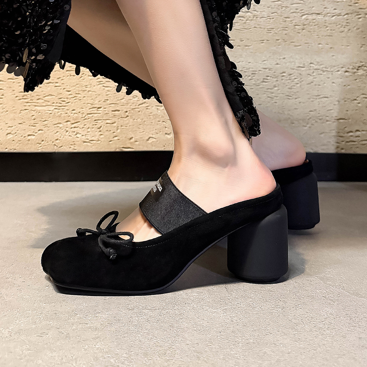 Mule nữ gót thấp hở gót trơn phong cách Pháp – nơ bướm chấm bi, mũi nhọn, gót 7 cm — Đen (lông cừu lộn), Chấm bi trắng (da bò)