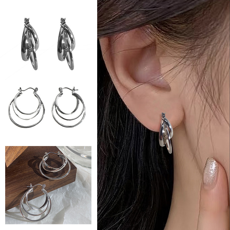 Nuevos desplazamientos de moda con pendientes de círculo grande, ligero y lujoso, temperamento femenino de alta gama, botones para los oídos, Orejeras de círculo vegetariano, agujas para los oídos