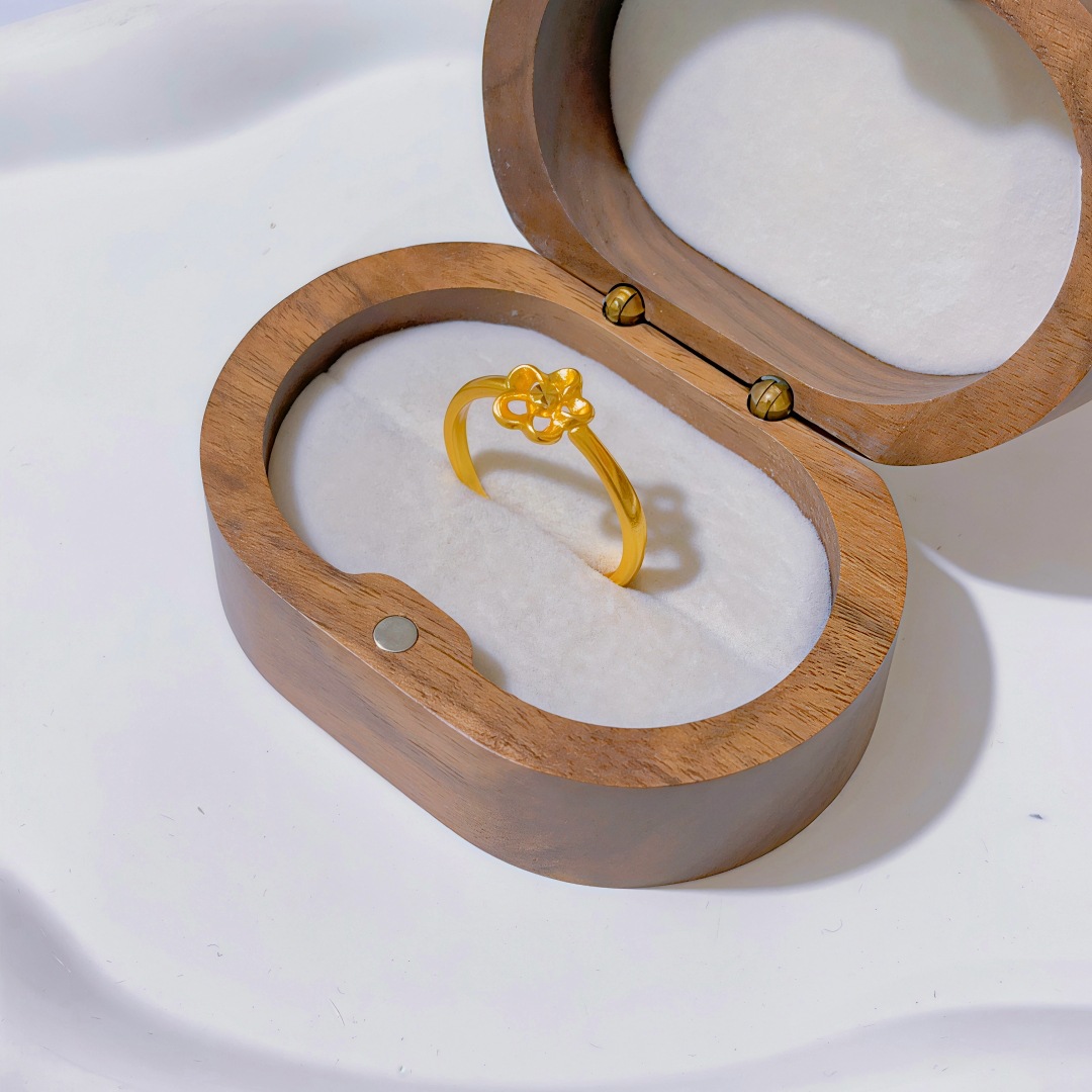 Ring flower-shaped