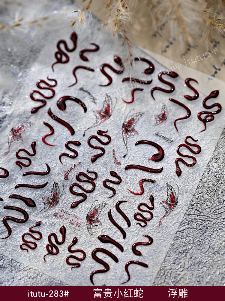 Rica pequeña serpiente roja