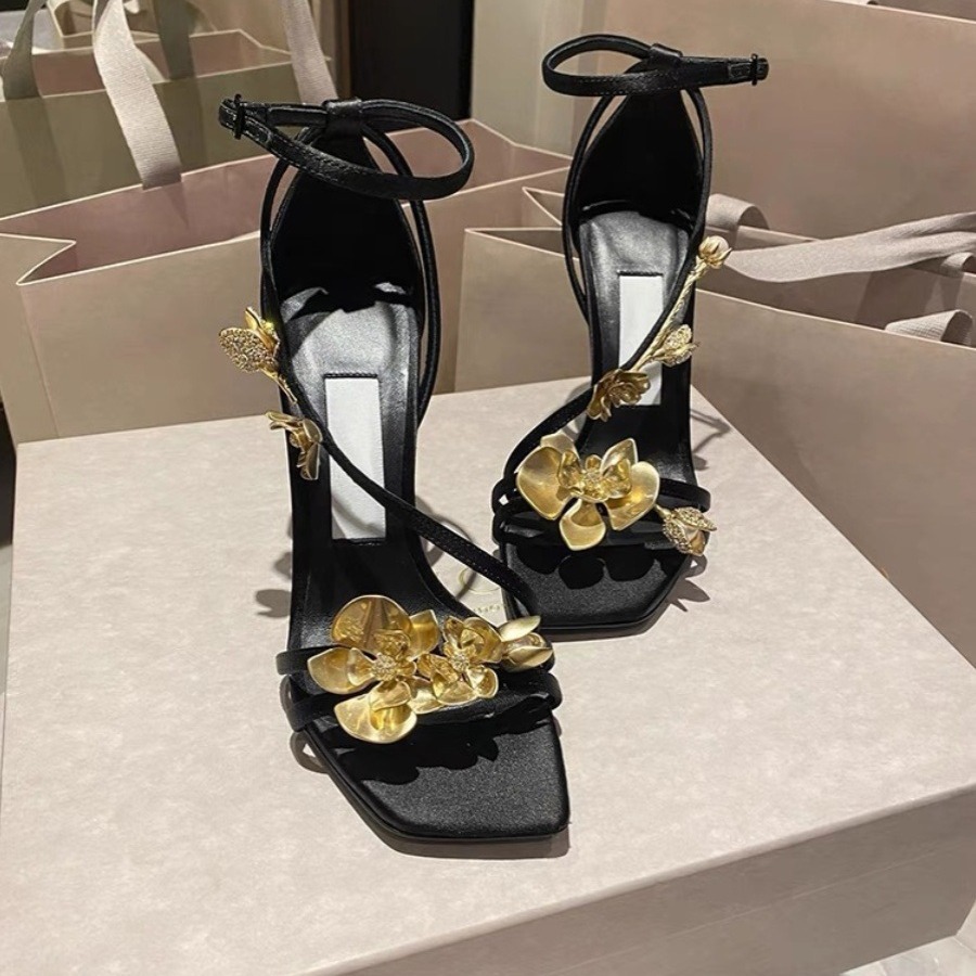 Metal fashionable decorative flowers square toe heels