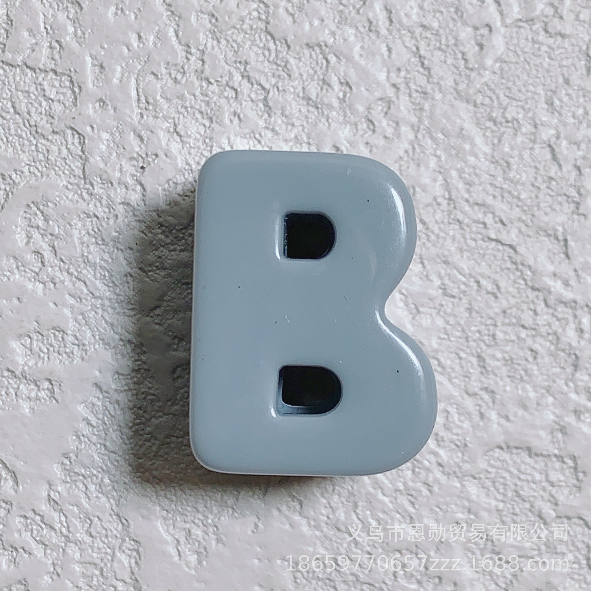 B (Gray)