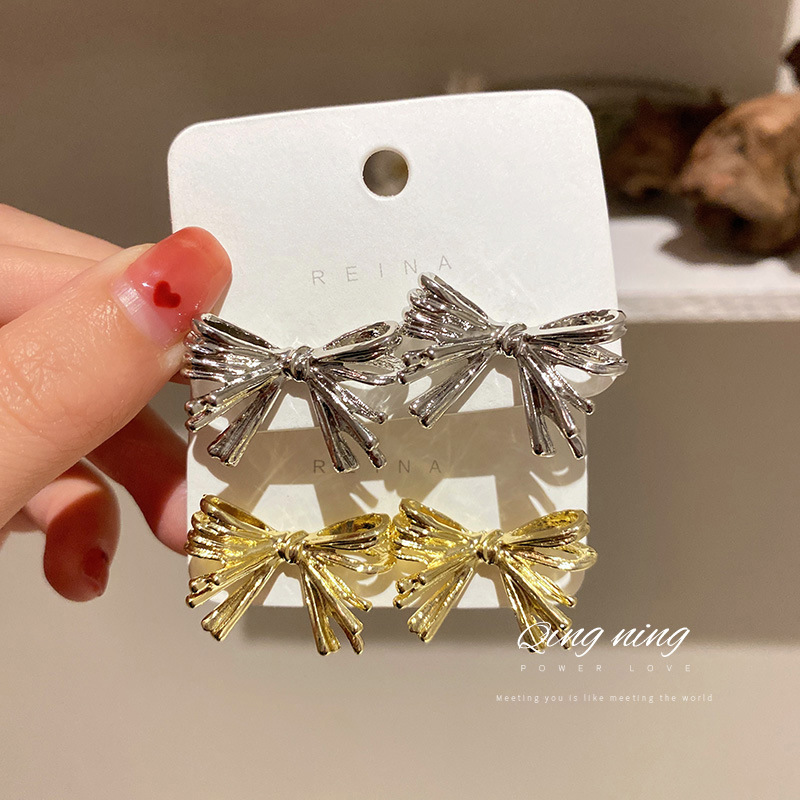 Korean Style Metal Bow Stud Earrings display picture 3