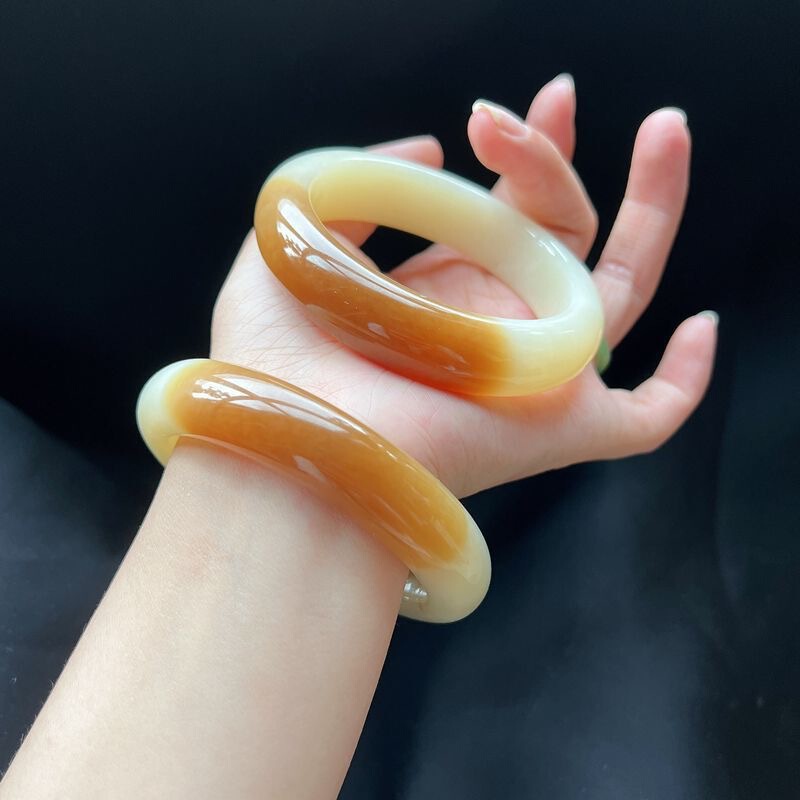 Natural Xinjiang Qiemo Jade, Hetian White Jade Sugar Material, Beautiful Seed Material, White Jade Sugar Bracelet, One-Piece White Jade Sugar Bracelet Natural Xinjiang Qiemo Jade, Hetian White Jade Sugar Material, Beautiful Seed Material, White Jade Sugar Bracelet, One-Piece White Jade Sugar Bracelet