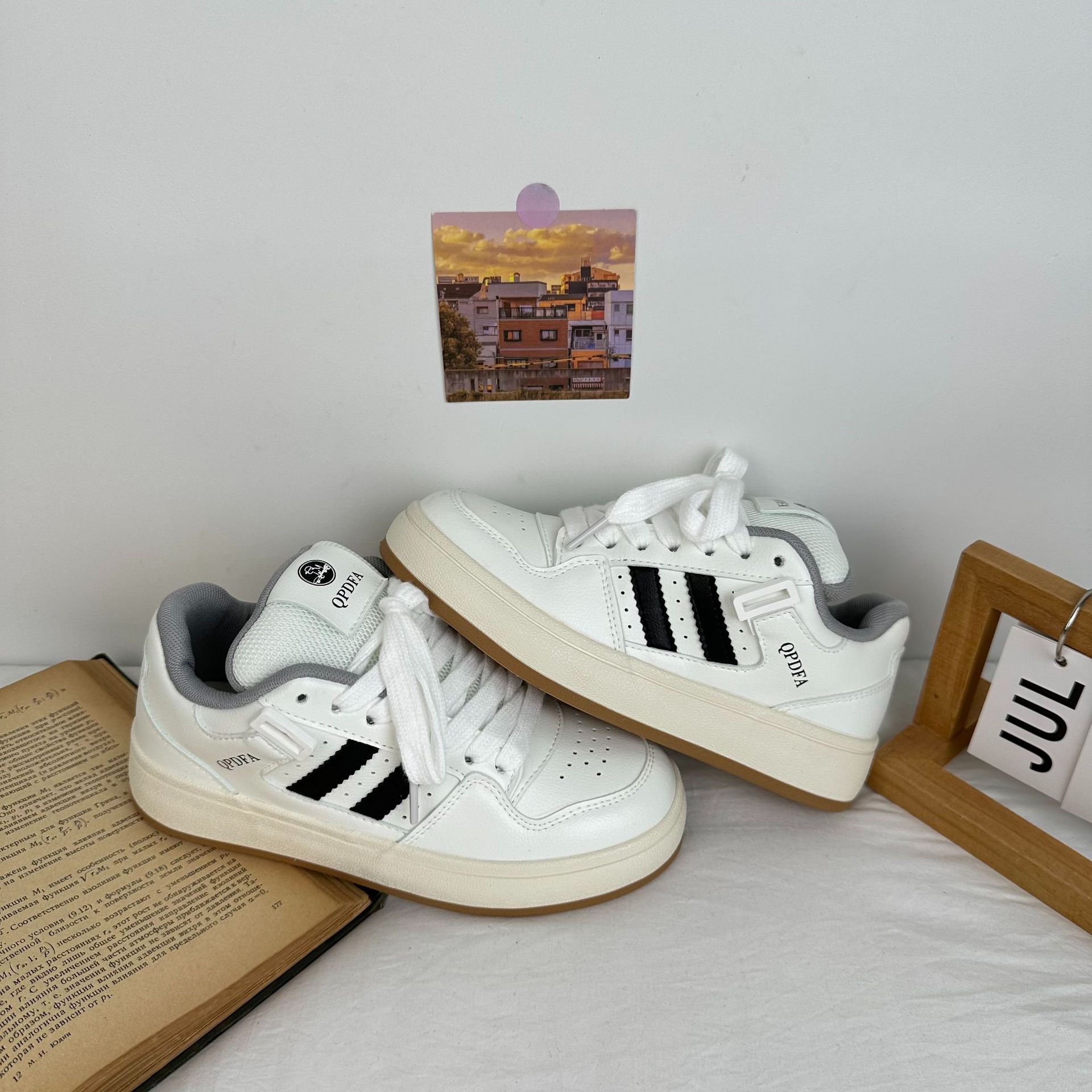 Yuanbo 2024 otoño zapatos de tabla de corte bajo para estudiantes versión coreana de todo fósforo nicho zapatos blancos de moda para mujer image 9