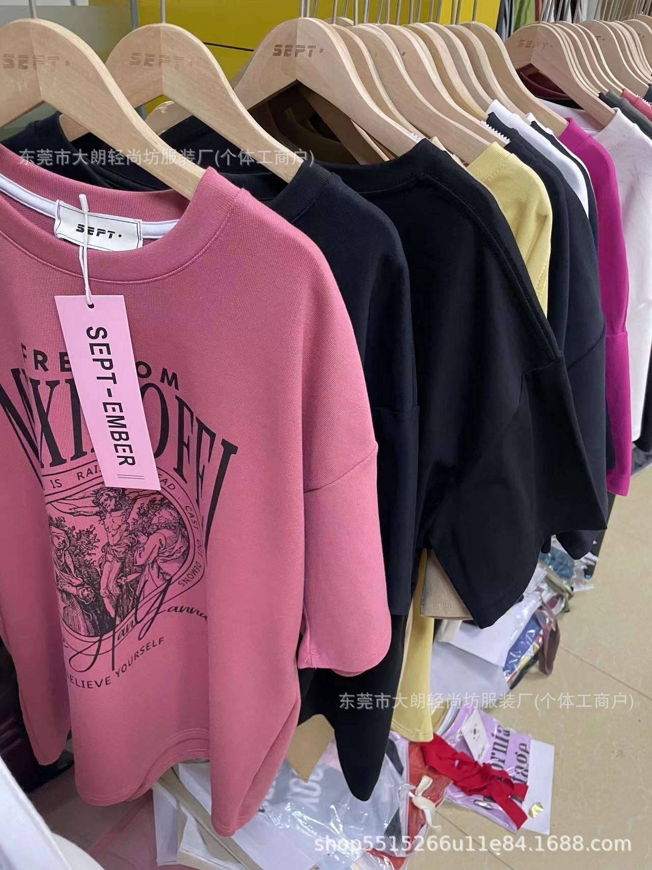 さまざまな高品質の婦人服 T シャツの屋台ライブブロードキャスト外国貿易実店舗人気の春夏秋の新作衣料品卸売