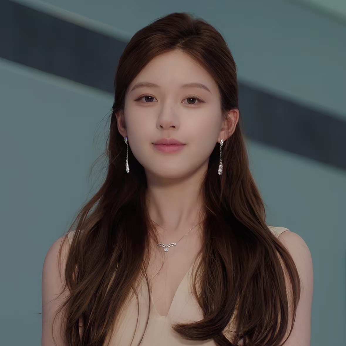 Zhao Lu Si Xu Mi deslumbrante con aretes de goteo de agua flash Xu Yan con aretes de temperamento de alta calidad