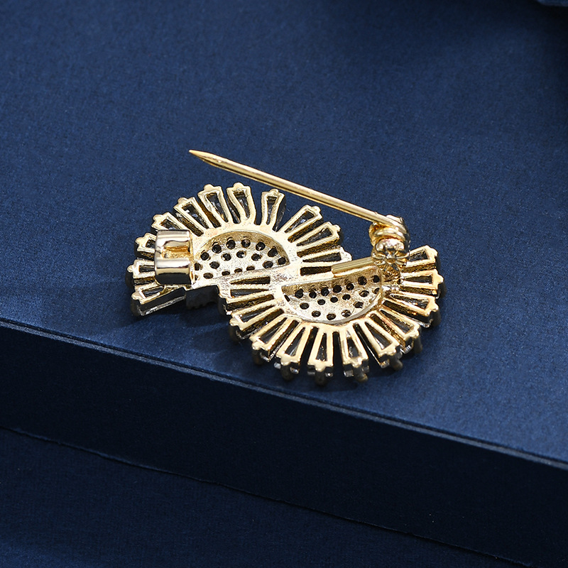 2023 nuevo vestido de diseño de personalidad anti-fuerte de luz broche fijo para mujeres polifacéticas francesas de alto nivel botón de perla