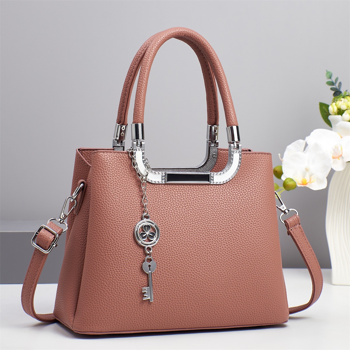 Bolso bandolera de todo fósforo nuevo patrón de lichi de gran capacidad sensación de alta calidad 2025 marca bolso atmosférico mujer de mediana edad