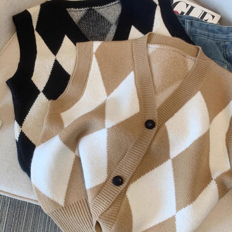 British-style black and white diamond-patterned knitted vest for women, 2026 autumn/winter layering top, sweater cardigan, outerwear British-style black and white diamond-patterned knitted vest for women, 2026 autumn/winter layering top, sweater cardigan, outerwear