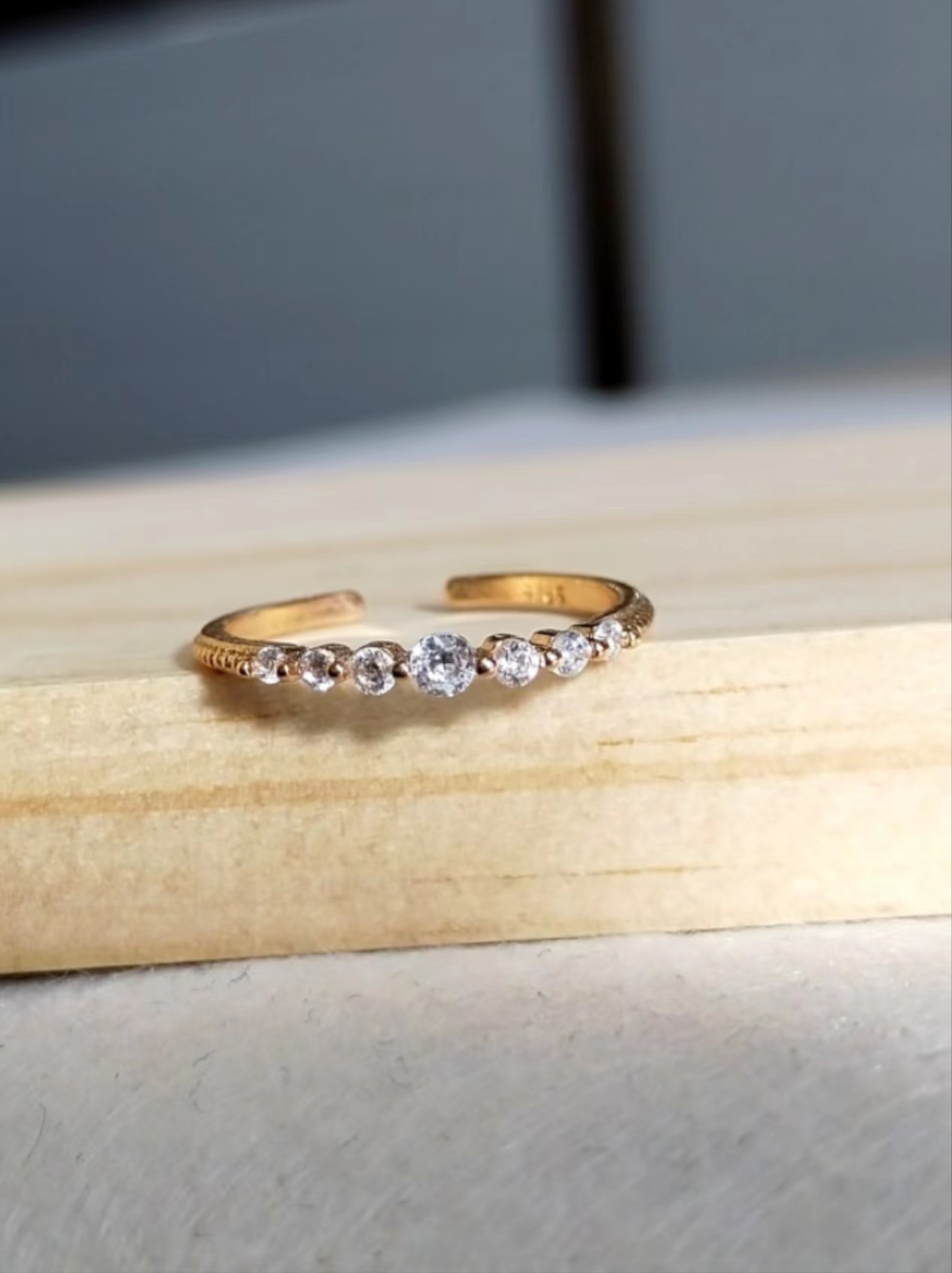 Exquisite V-shaped Zirconia Diamond Ring For Index Finger_voghion.com