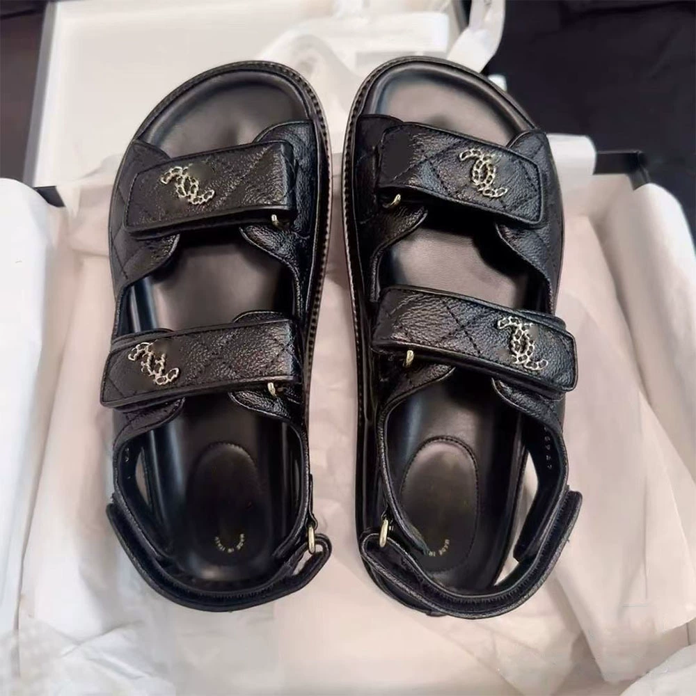 Женские сандалии на липучке в стиле Chanel, пряжка C, новые летние 2025 года, универсальные повседневные пляжные римские тапочки на толстой подошве.