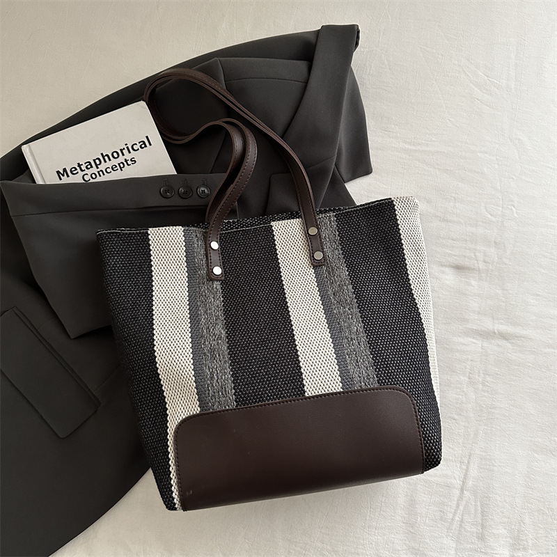 2024 otoño y invierno nuevo estilo versátil en el transporte de gran capacidad bolsas de hombro y brazo de este año populares bolsas de mano retro