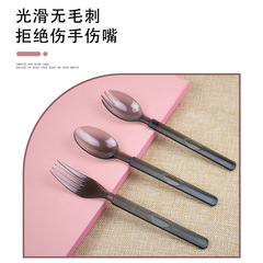 包装は厚い紙の膜を包んで使い捨てのスプーンのプラスチックの使い捨ての高級な軽食のデザートを包んで独立して洋食のスプーンを包装します。