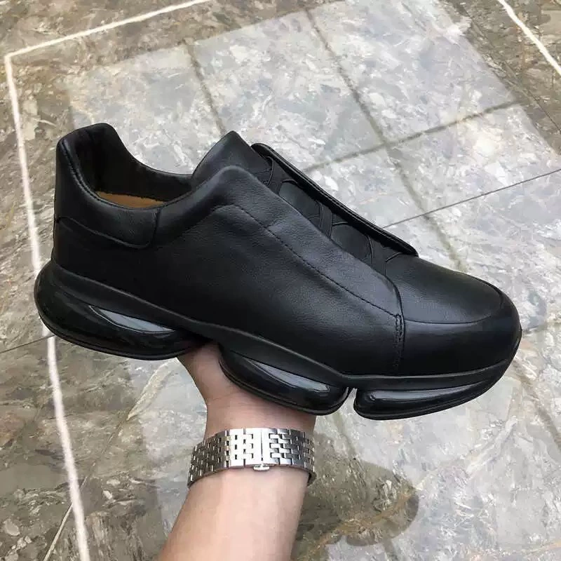 Мужские кроссовки из натуральной кожи, полностью из воловьей кожи, новая модель осень 2024, чисто черные повседневные туфли, мягкая подошва, модные брендовые туфли, увеличивающие рост.