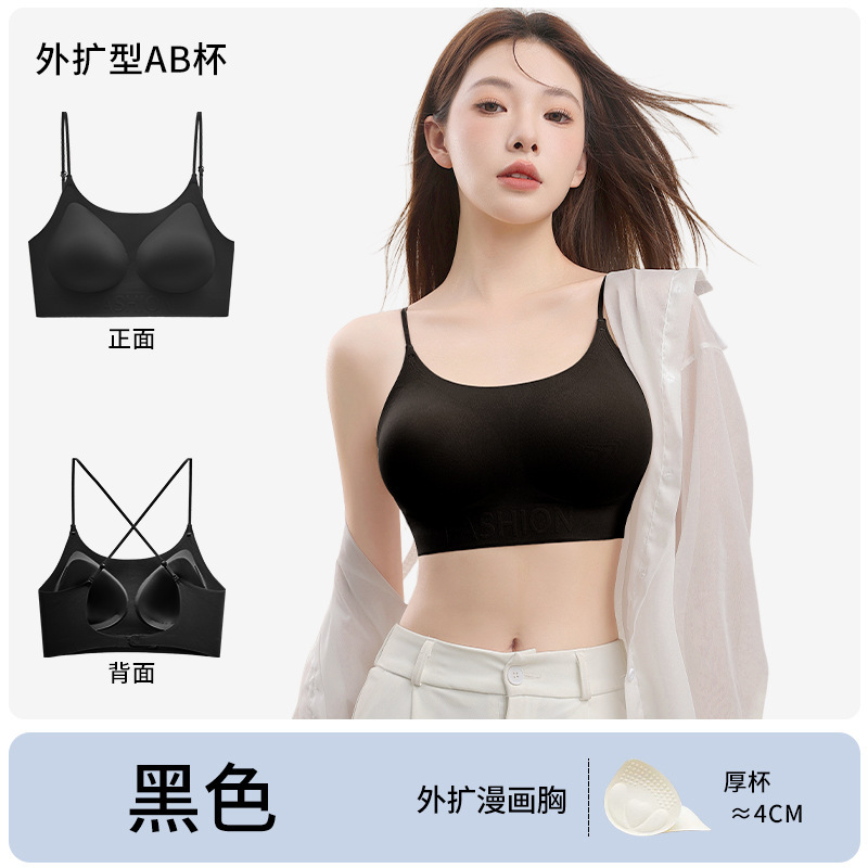 細い肩にファンデーションの隠し下着を持っています。|undefined