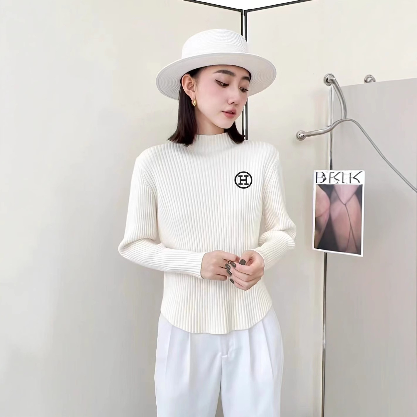 Diseño elegante irregular suéter de cuello medio alto para mujeres 2024 otoño y invierno nuevo estilo extranjero camisa de punto superior